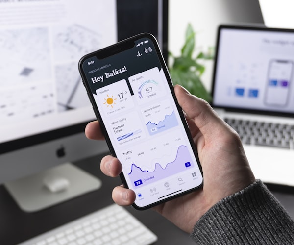 哈哈体育手机客户端在iPhone和Android设备上的展示截图